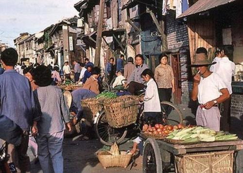 鲁山顺城街吃瓜,夏日吃瓜好去处，感受地道民俗风情