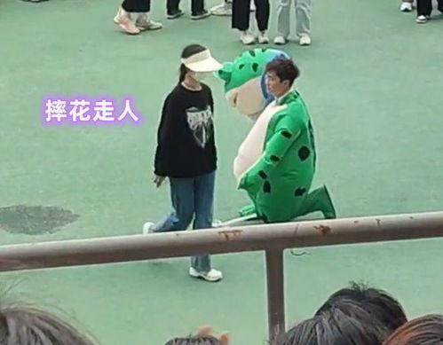 穿着青蛙服吃瓜,一场别开生面的吃瓜盛宴