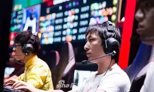 表哥来了吃瓜,吃瓜群众围观一场家庭盛宴