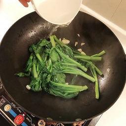 吃瓜吵架突然炒菜,一场意外炒菜引发的厨艺大战