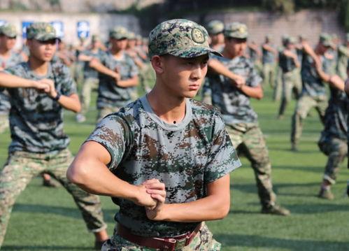 军训吃瓜白色吊带,白色吊带下的青春印记