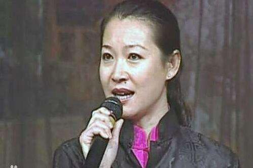 赵本山捡瓜吃的,演绎农村生活趣味瞬间