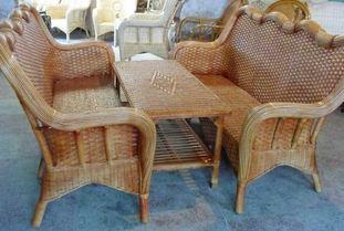 坐椅子上吃瓜,体验夏日清凉时光